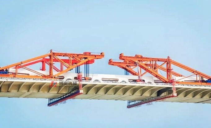澳氹大橋建設(shè)再次突破記錄_博奧超大跨度吊籃海上作業(yè)