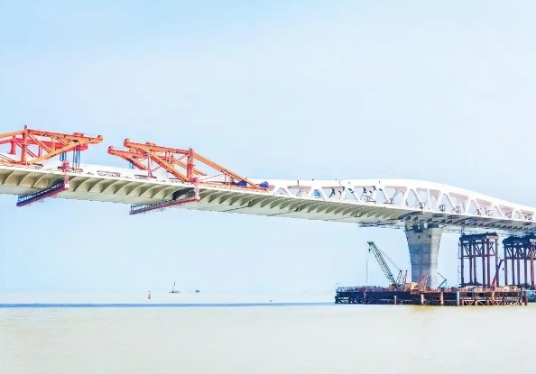 澳氹大橋建設(shè)再次突破記錄_博奧超大跨度吊籃海上作業(yè)