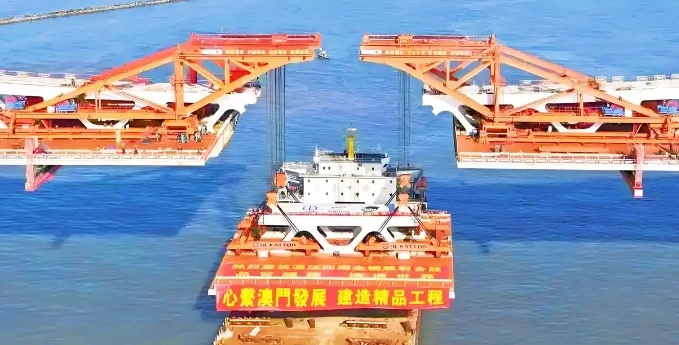澳氹大橋建設(shè)再次突破記錄_博奧超大跨度吊籃海上作業(yè)