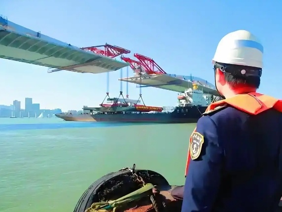 澳氹大橋建設(shè)再次突破記錄_博奧超大跨度吊籃海上作業(yè)