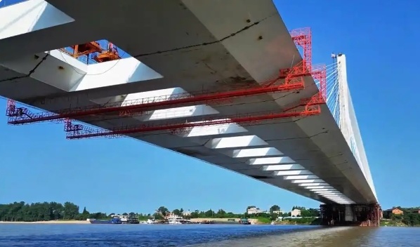 楊梅洲大橋52米無(wú)支撐吊籃刷新世界紀(jì)錄！