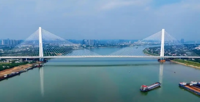 楊梅洲大橋52米無(wú)支撐吊籃刷新世界紀(jì)錄！