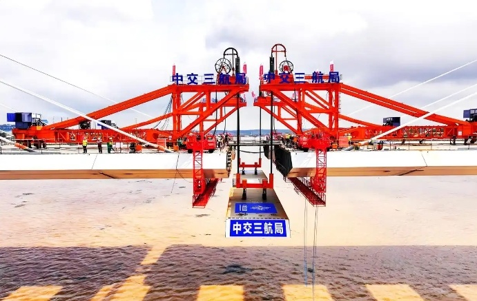 楊梅洲大橋52米無(wú)支撐吊籃刷新世界紀(jì)錄！