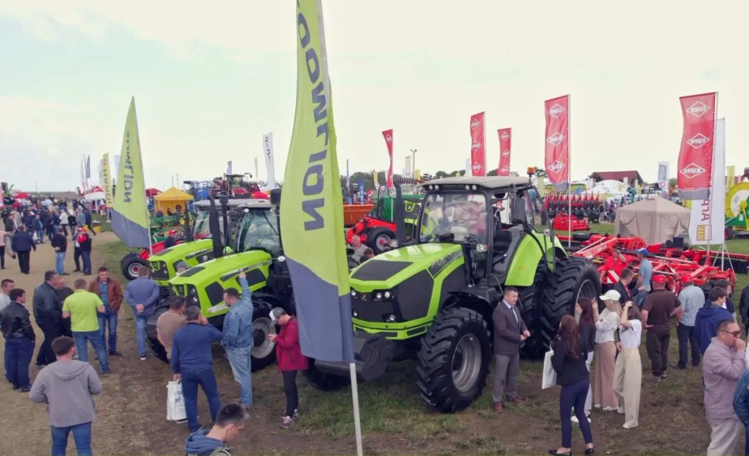 Zoomlion's high-end tractor team presented at the CIS Agricultural Technology Exhibition