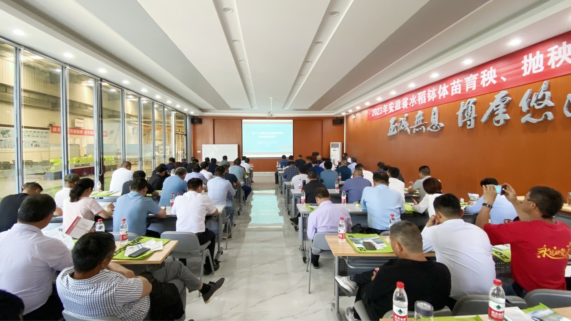 這場水稻栽植新技術(shù)培訓(xùn)會在中聯(lián)重科蕪湖工業(yè)園舉行