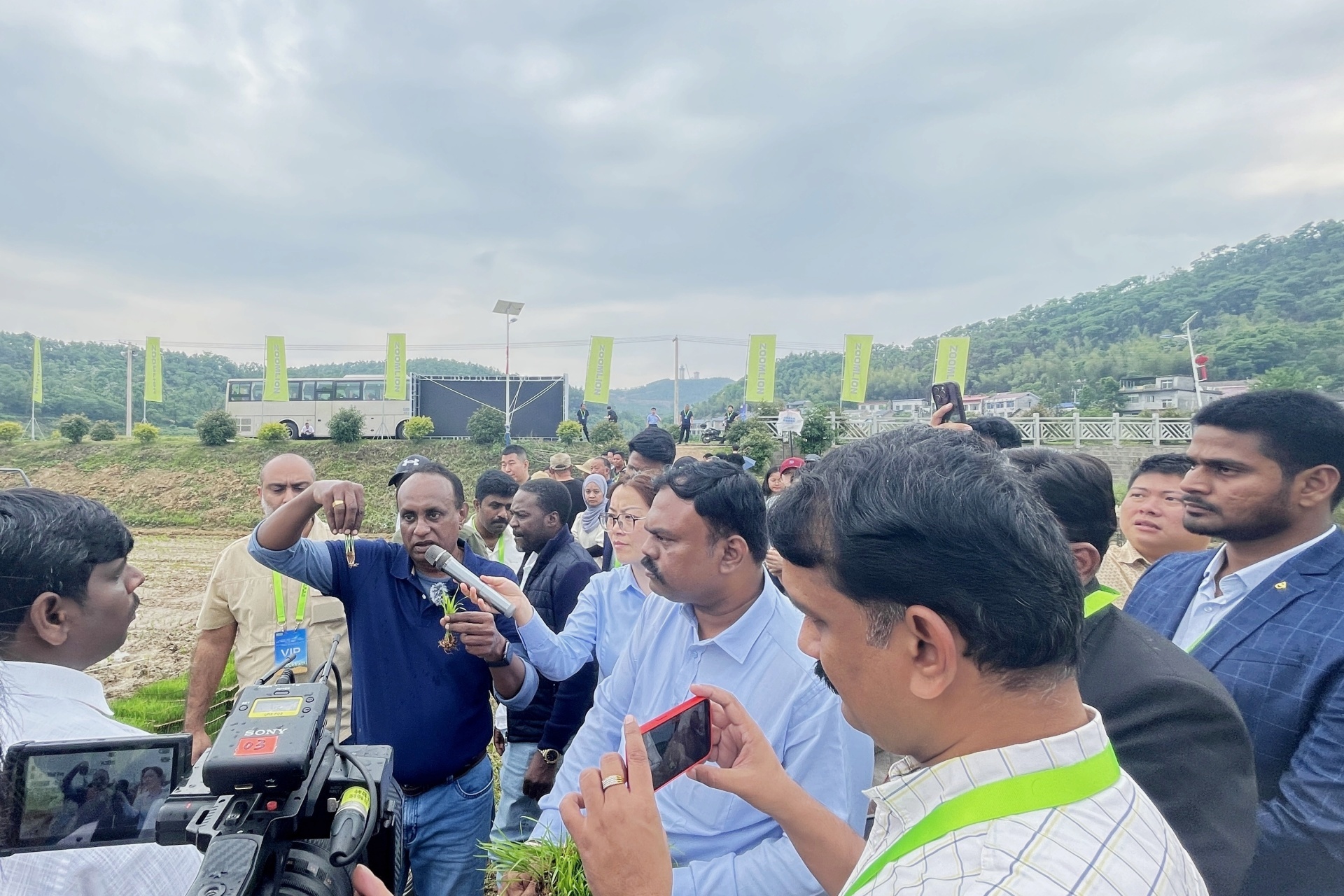 Science and technology to cultivate new paddy field丨Zoomlion held the 2024 overseas market promotion of paddy field agricultural machinery products