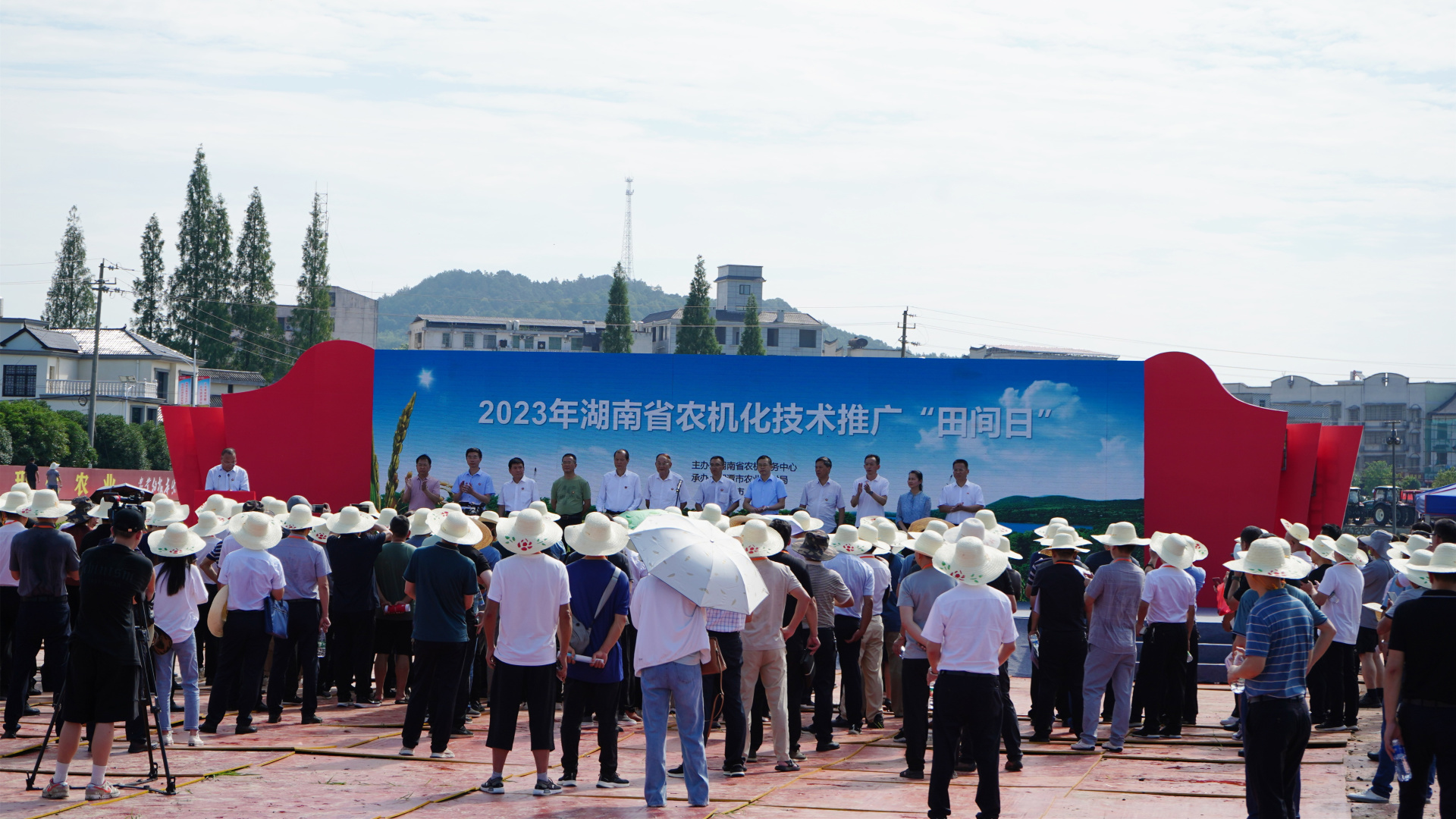 中聯(lián)重科田間精彩“演武” 繪出水稻全程機(jī)械化精彩畫卷