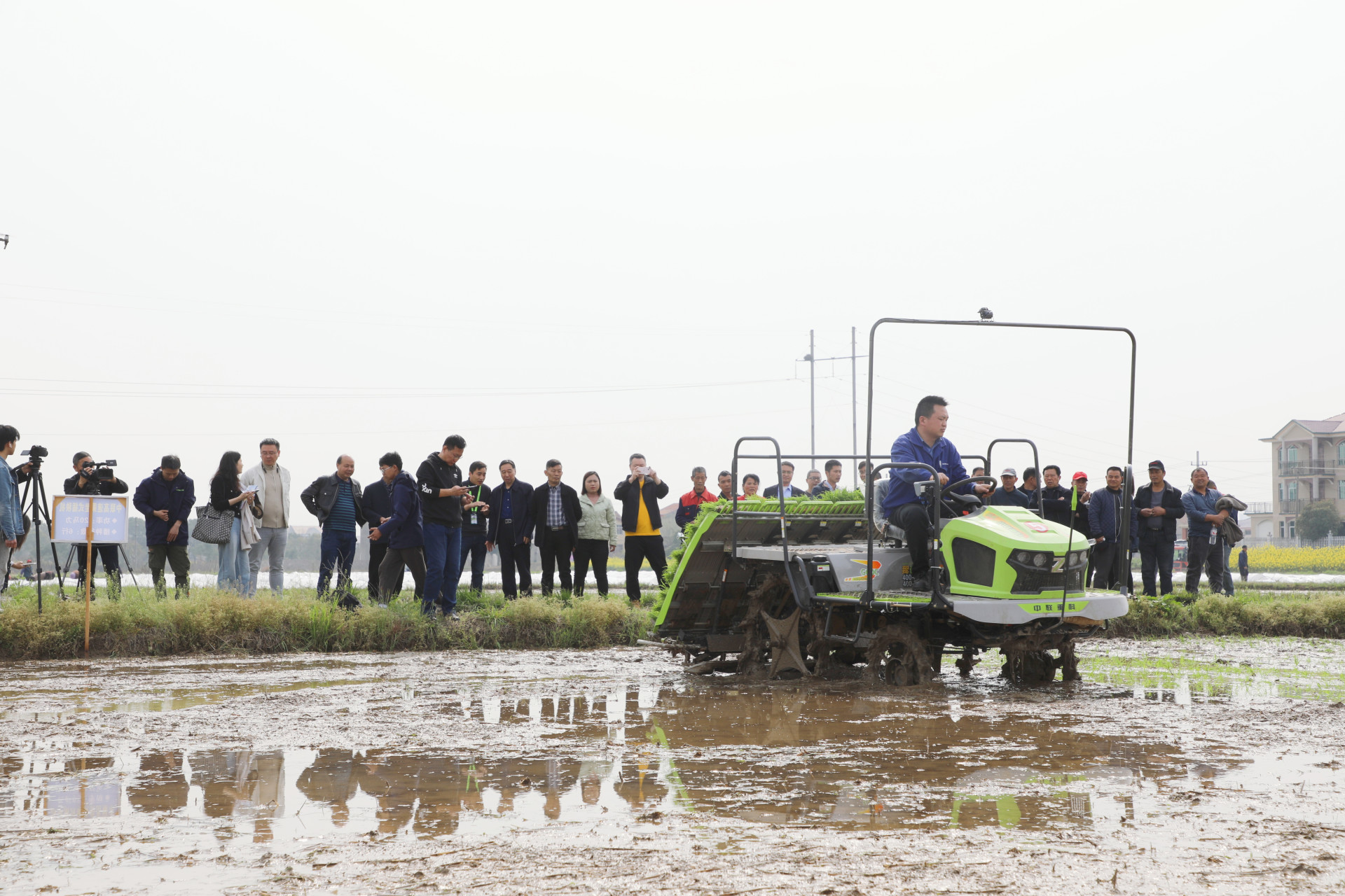 Innovation enables unit production to increase Zoomlion for the "Dongting granary" to add harvest confidence