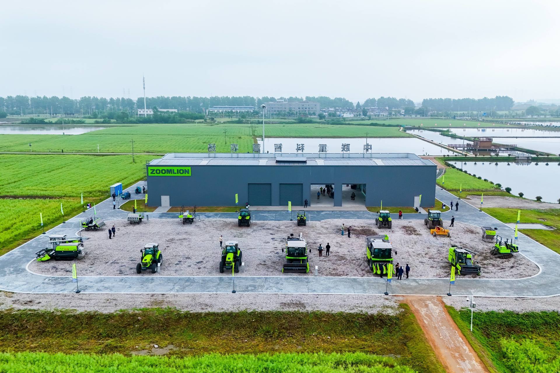 Zoomlion agricultural machinery made a spectacular appearance in Anhui Province smart agriculture and rice machine throwing machine transplanting event