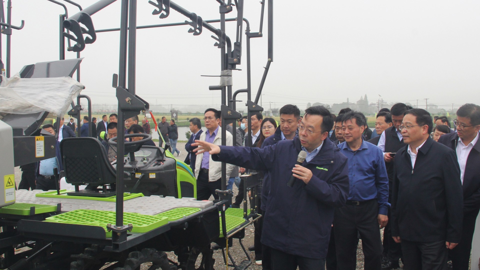 中聯(lián)重科水稻有序拋秧機在這場省級農(nóng)業(yè)技術(shù)推廣演示會上廣受好評
