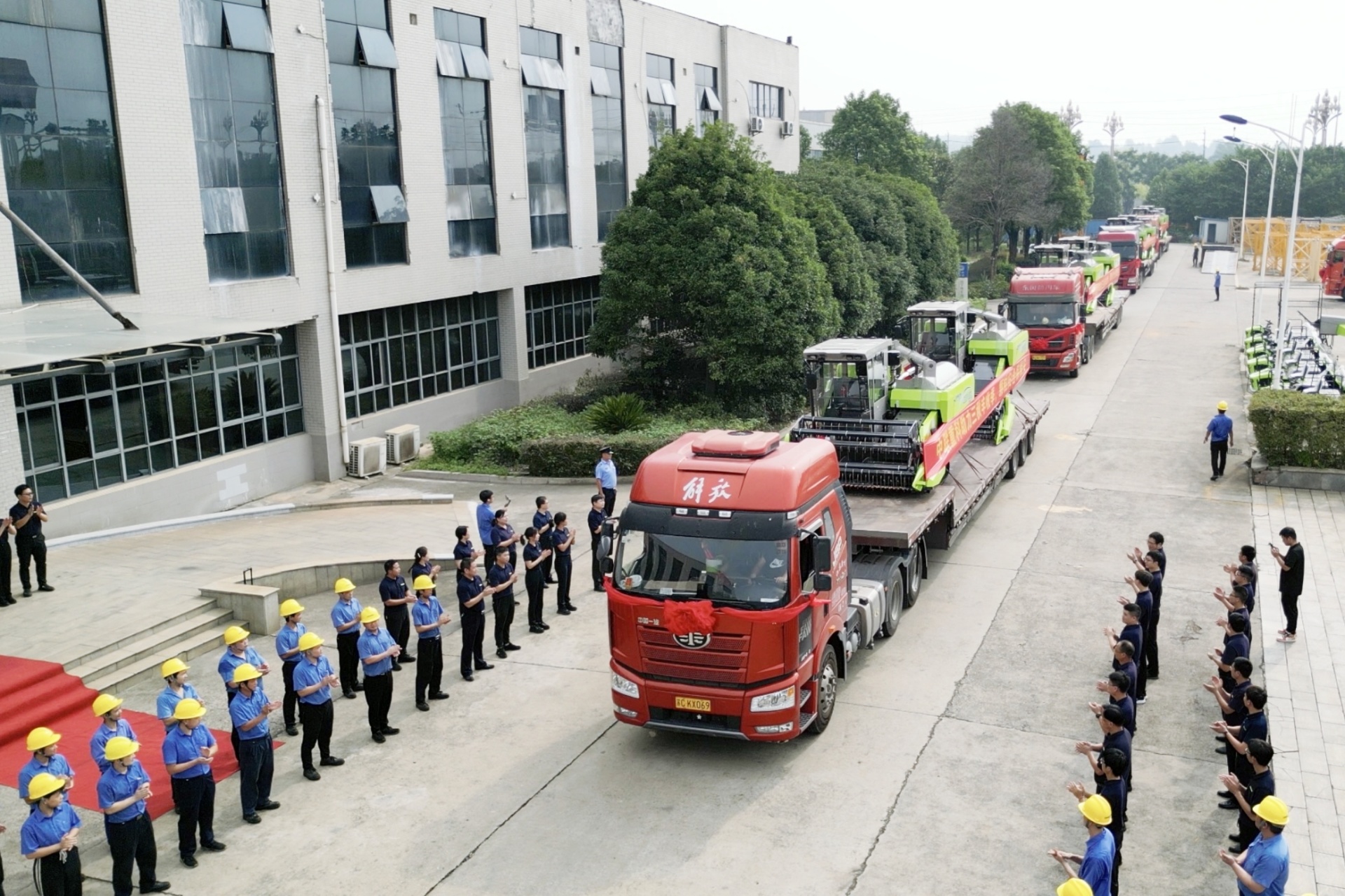 批量出發(fā)！中聯(lián)重科“谷王”PL70履帶式收割機(jī)馳援水稻秋收
