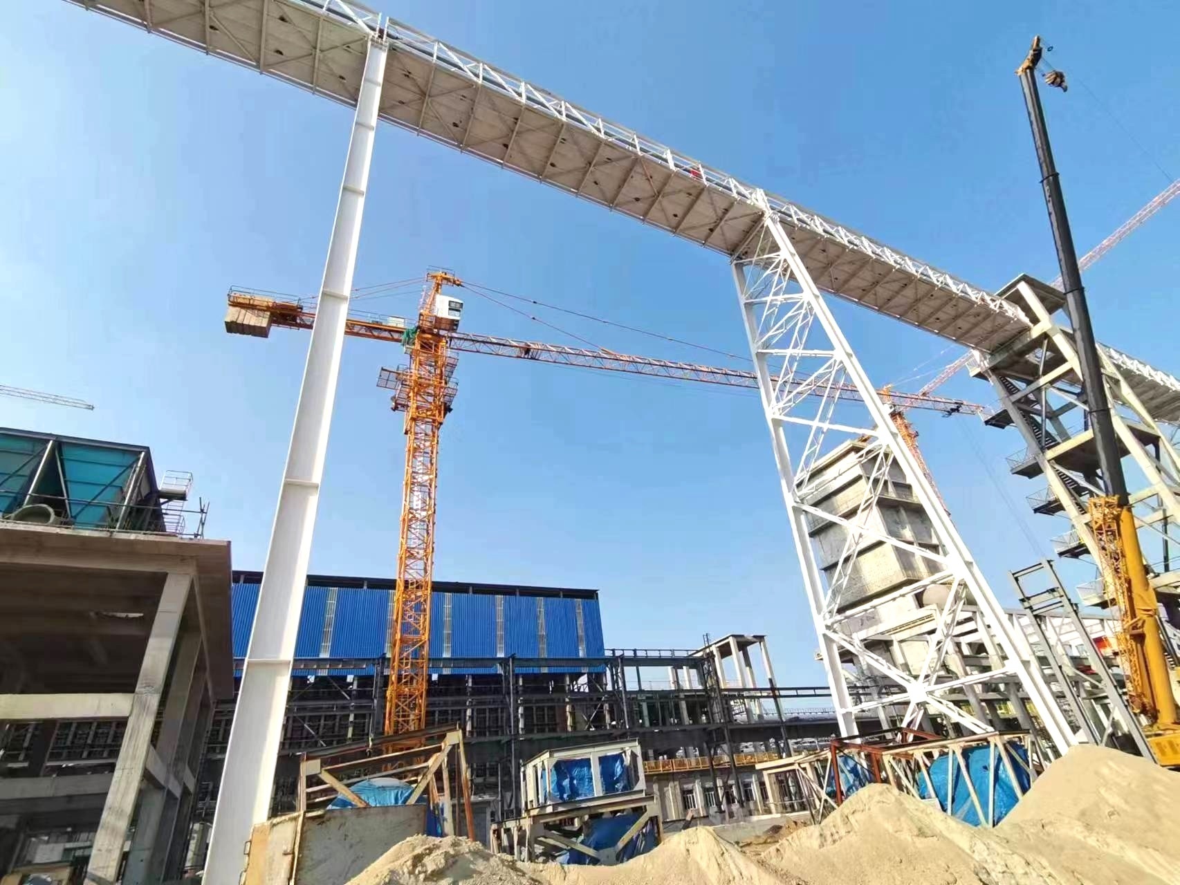 晉塔塔式起重機參建德天焦化（印尼）項目