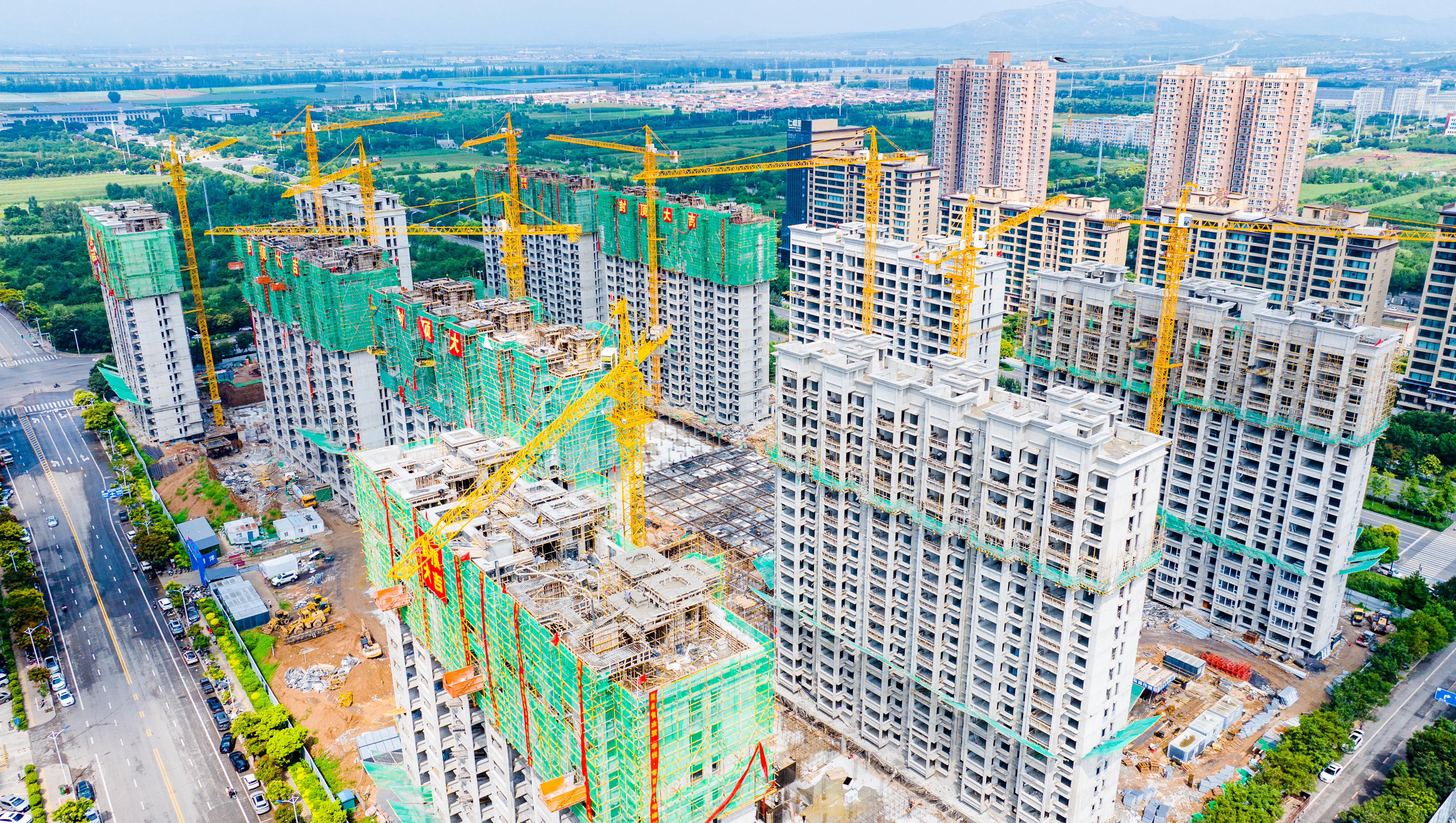 晉塔塔式起重機(jī)參建尊爵里項(xiàng)目