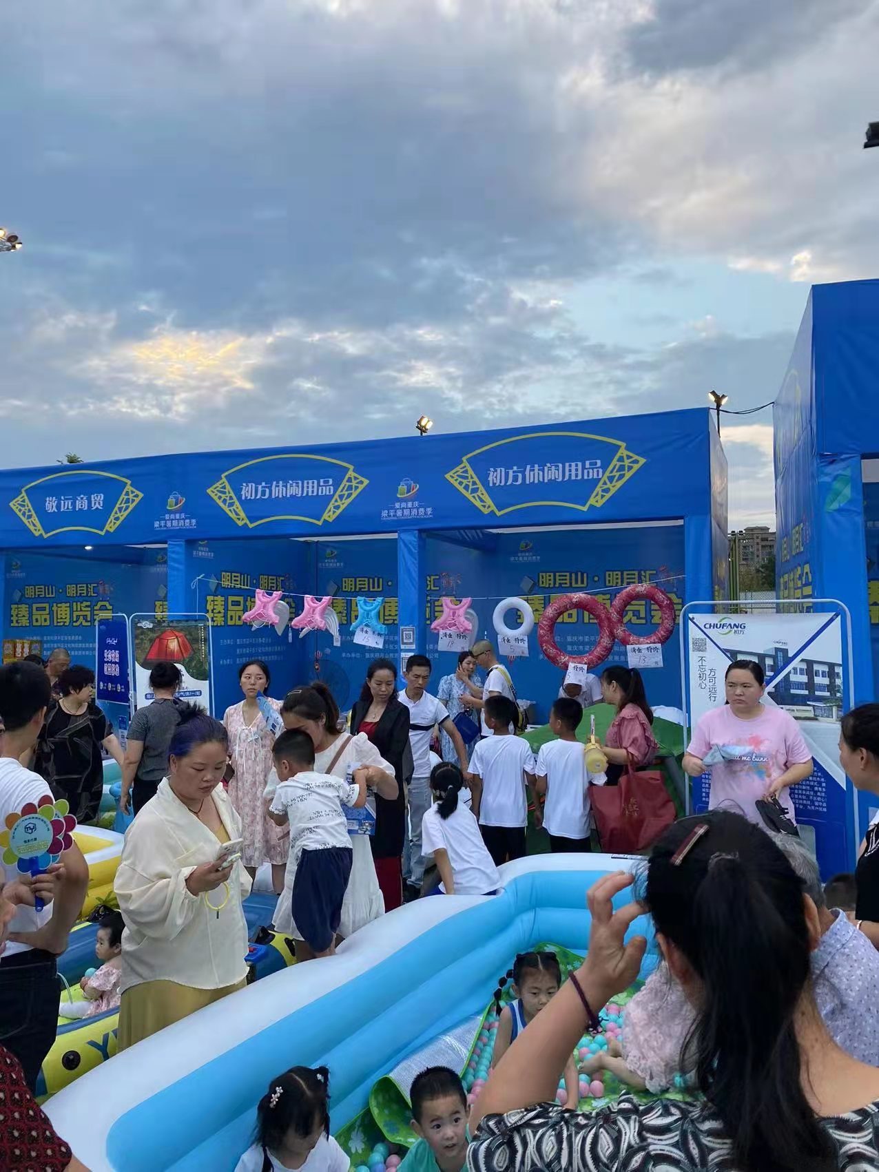 Summer swimming pool, the necessary artifact for children to play in the water