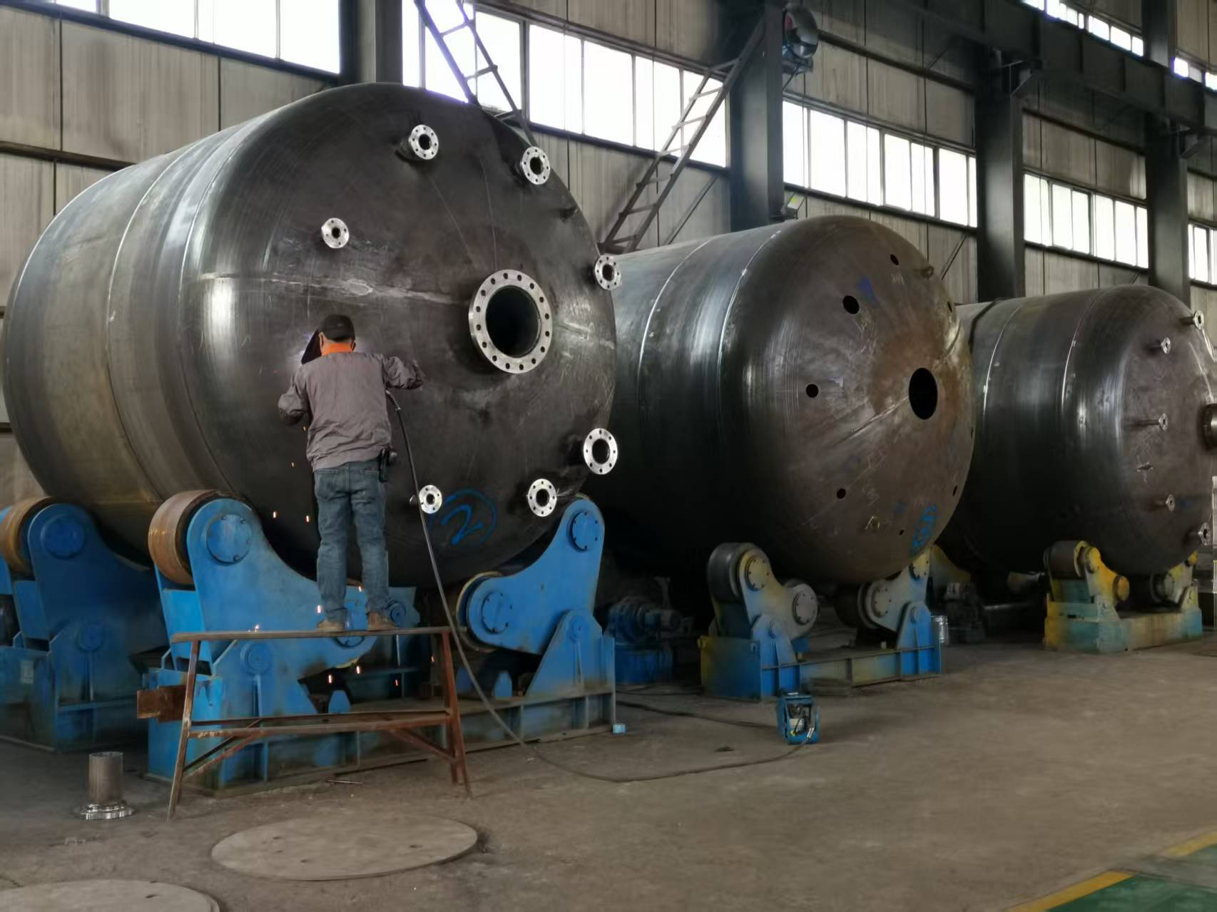 The seven sets of scrubbing towers and circulating tanks have been successfully completed and are fully ready for shipment!