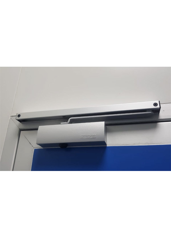 Sliding ruler door closer