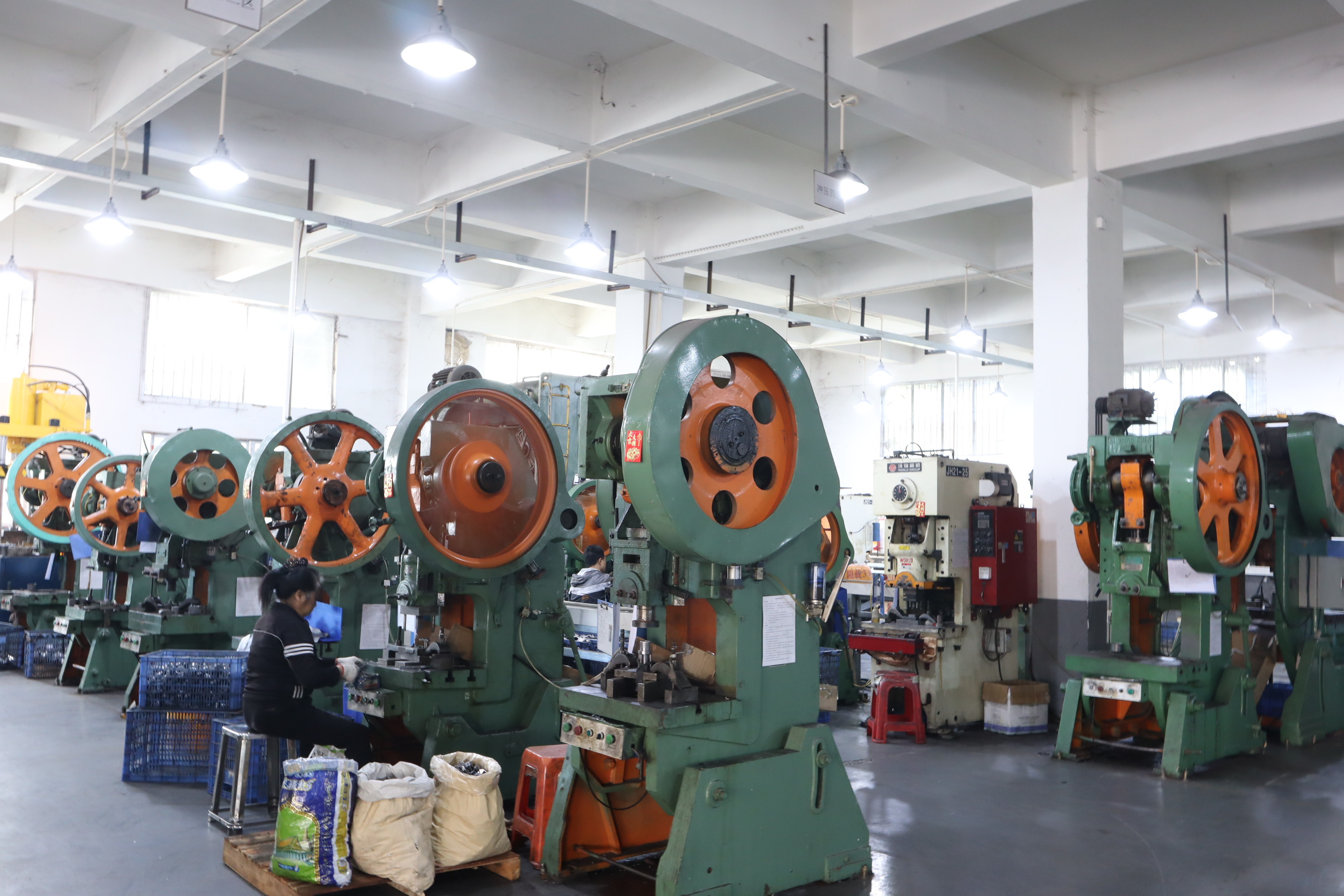 Do you know the types of stamping molds used by hardware stamping parts manufacturers