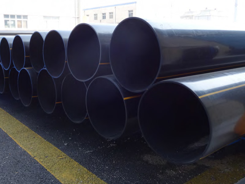 Polyethylene pipes with detachable protective layer