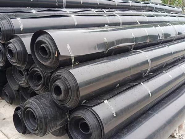 Smooth geomembrane