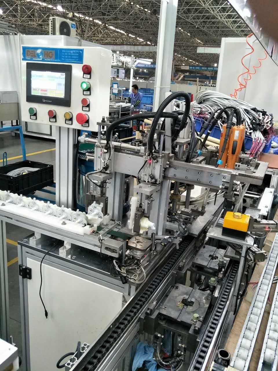 自動鎖牙箱機