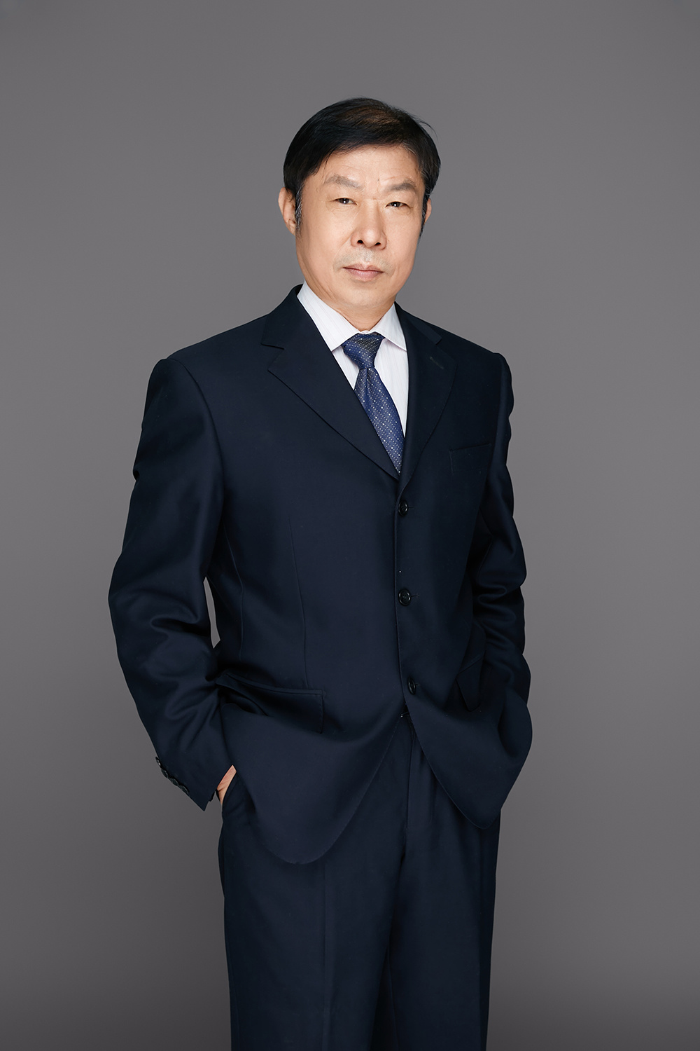 王  毅