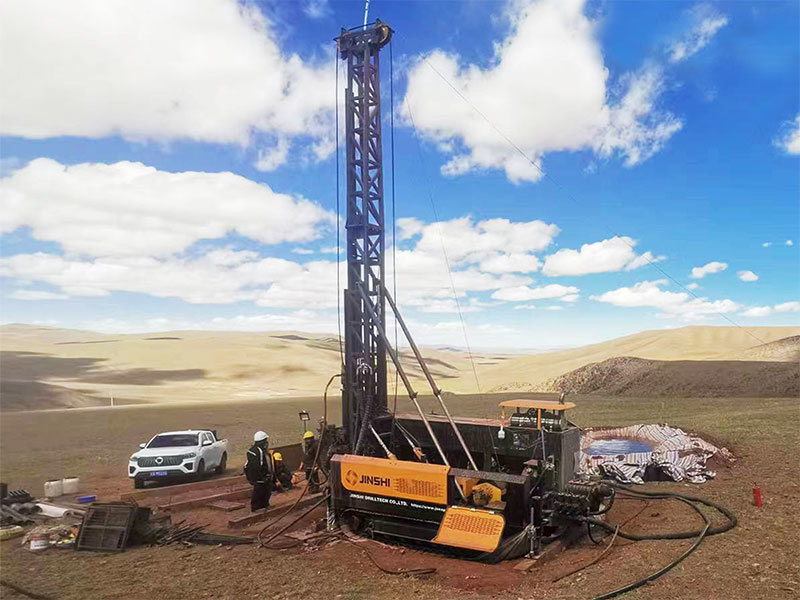 Diesel driven fully hydraulic core drilling rig