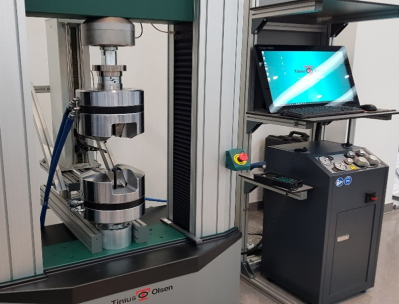 Electronic universal material testing machine