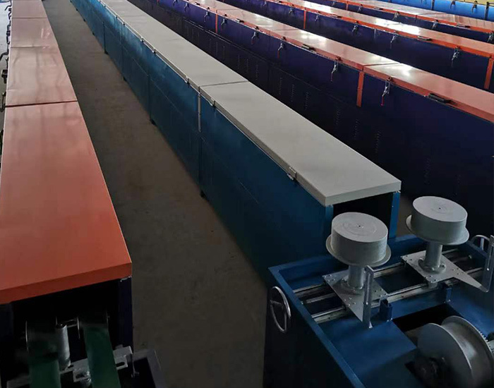 The rubber extruder completes all the above processes through a barrel with a screw and auger.