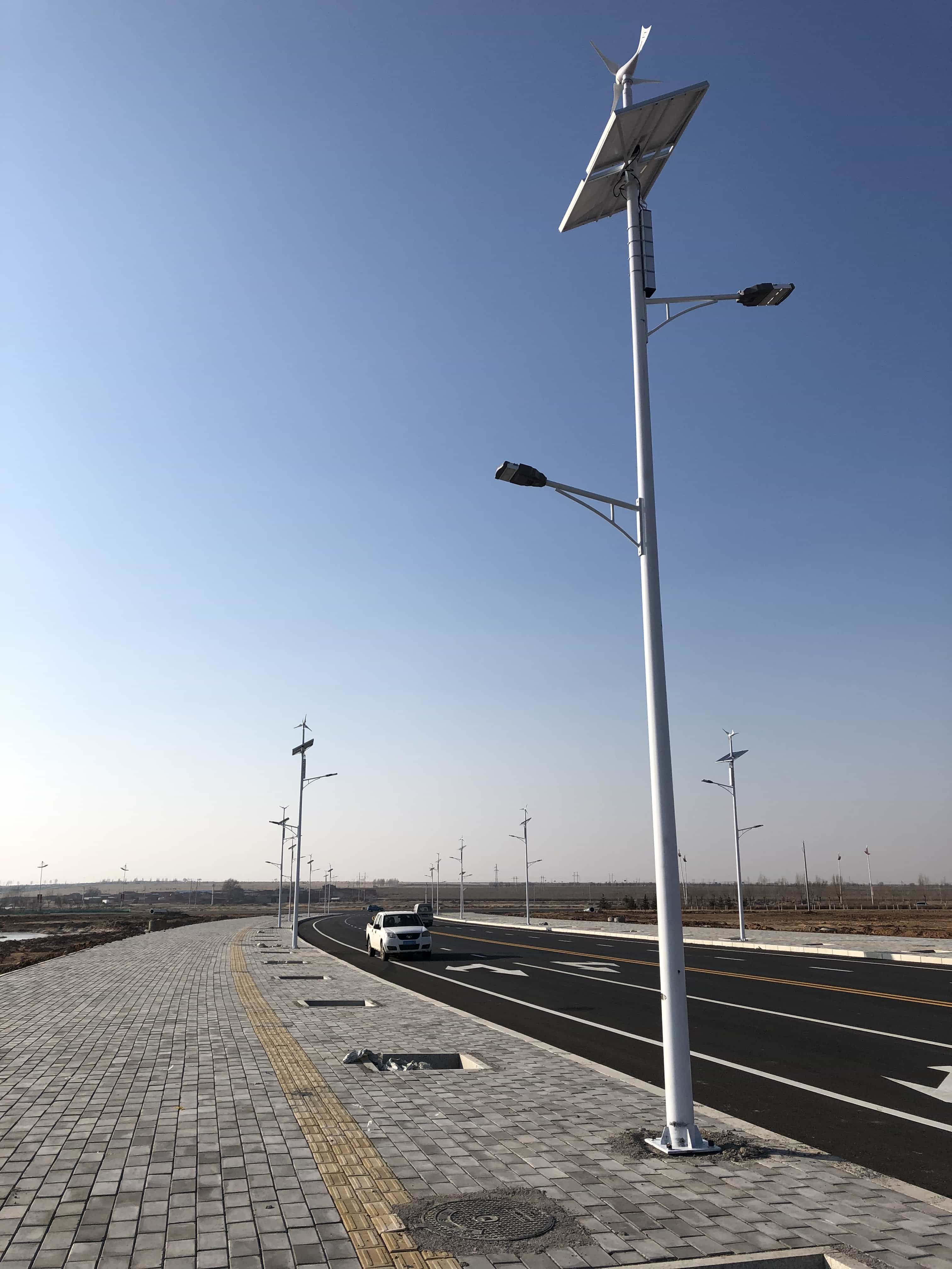 Taihe Garden of Inner Mongolia China Communications Group -10 m Solar Wind and Light Complementary Street Lamp Taihe Garden of Inner Mongolia China Communications Group -10 m Solar Wind and Light Complementary Street Lamp