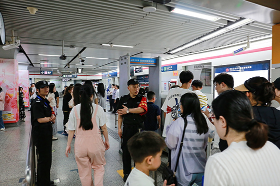 公司驻地铁安保项目日常执勤风采