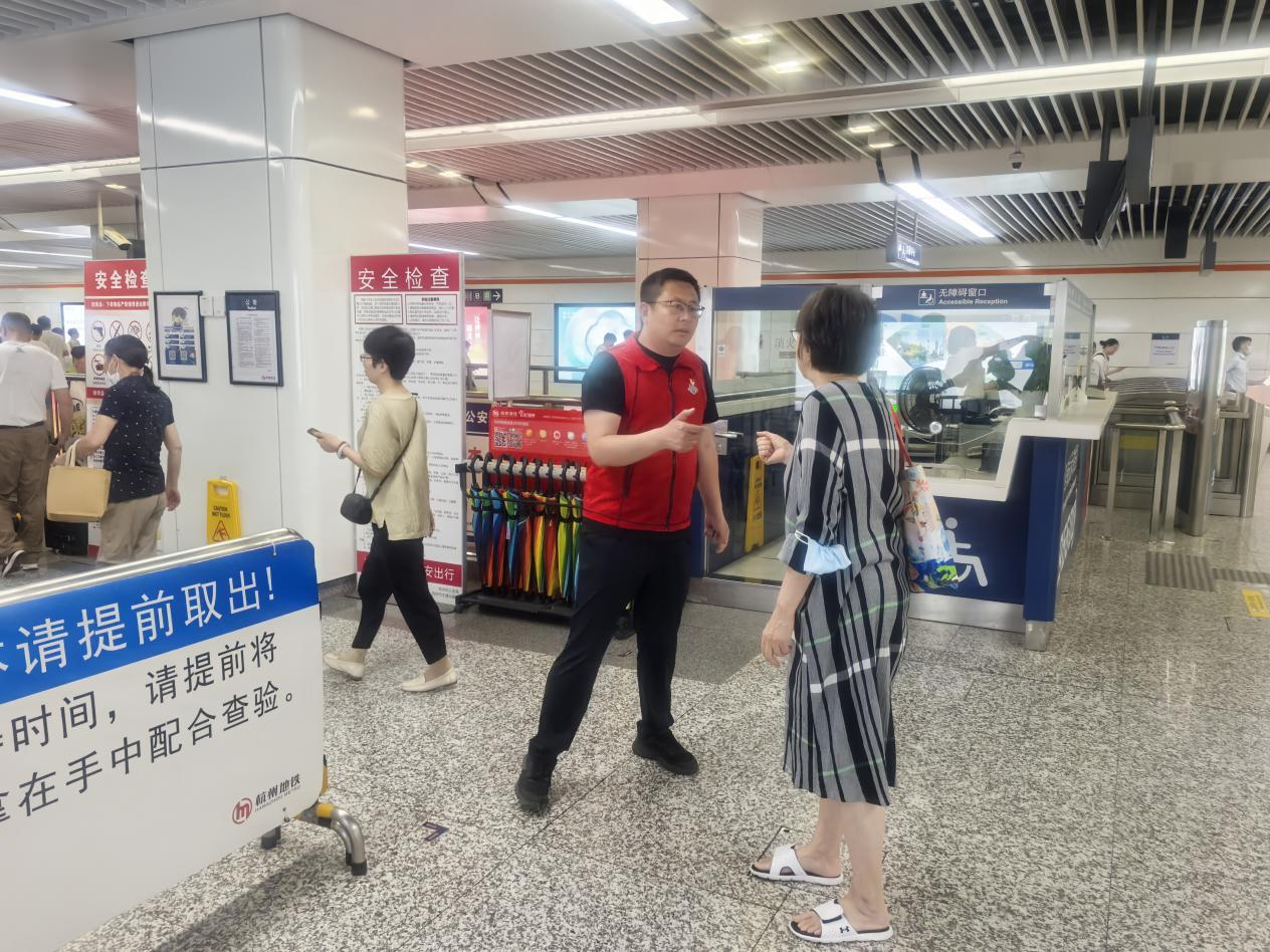 党建引领聚合力 联动服务暖民心——市安保集团第一党支部党员先锋岗筑牢为民服务“双阵地”