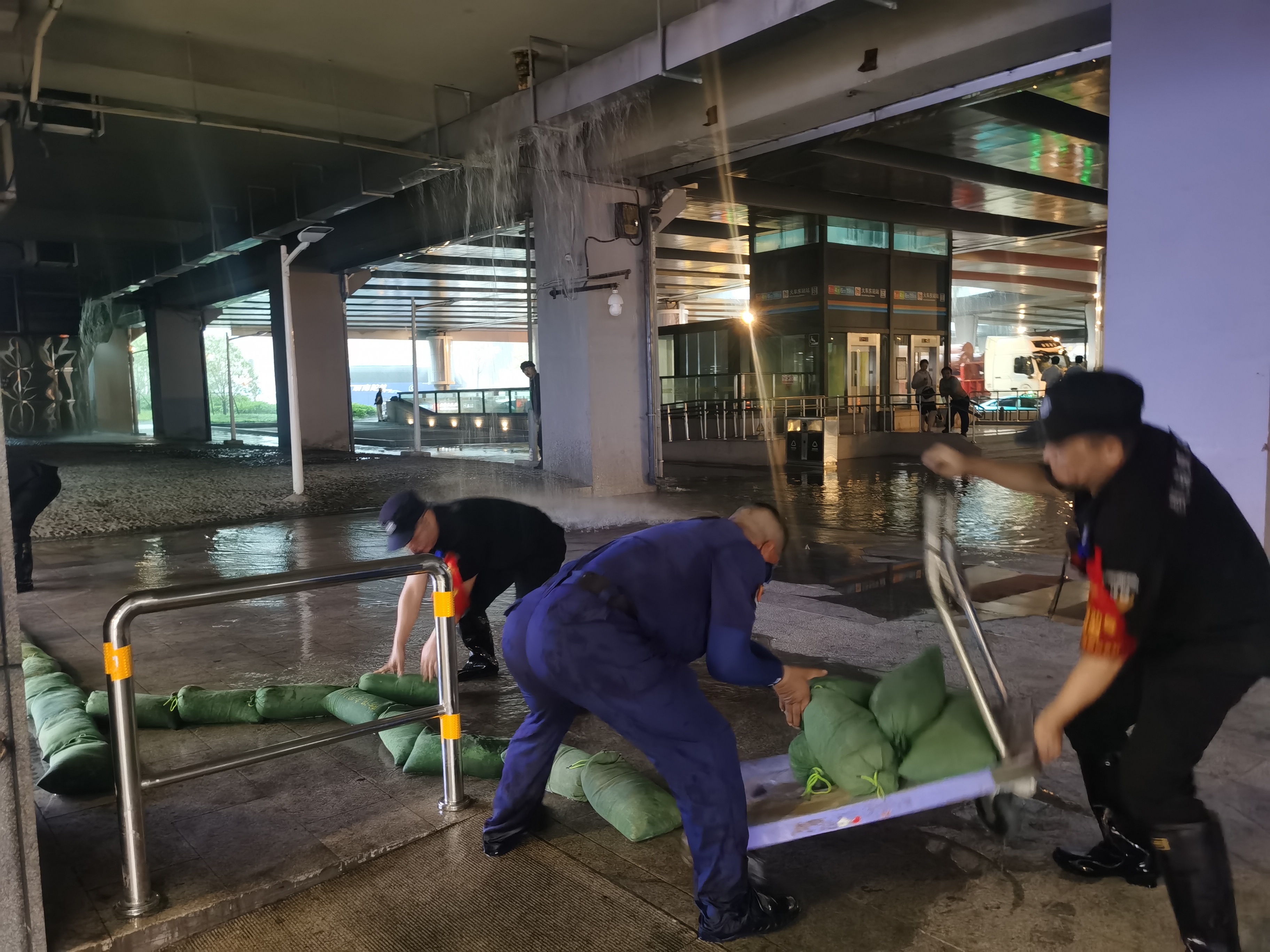 暴雨中的坚守——公司驻火车东站枢纽大队全力筑牢防汛安全网