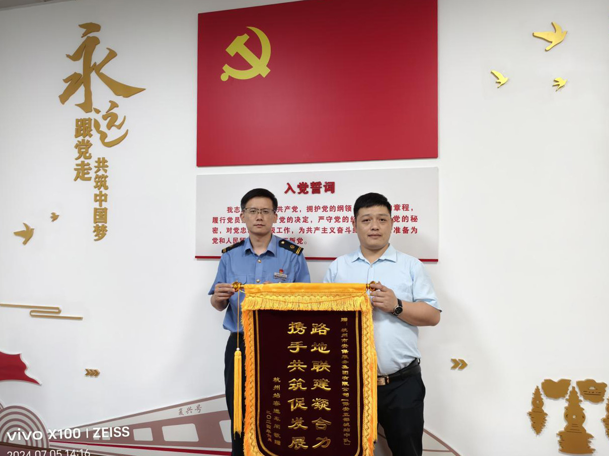 连收两面锦旗！这个中队收获“双倍”认可！