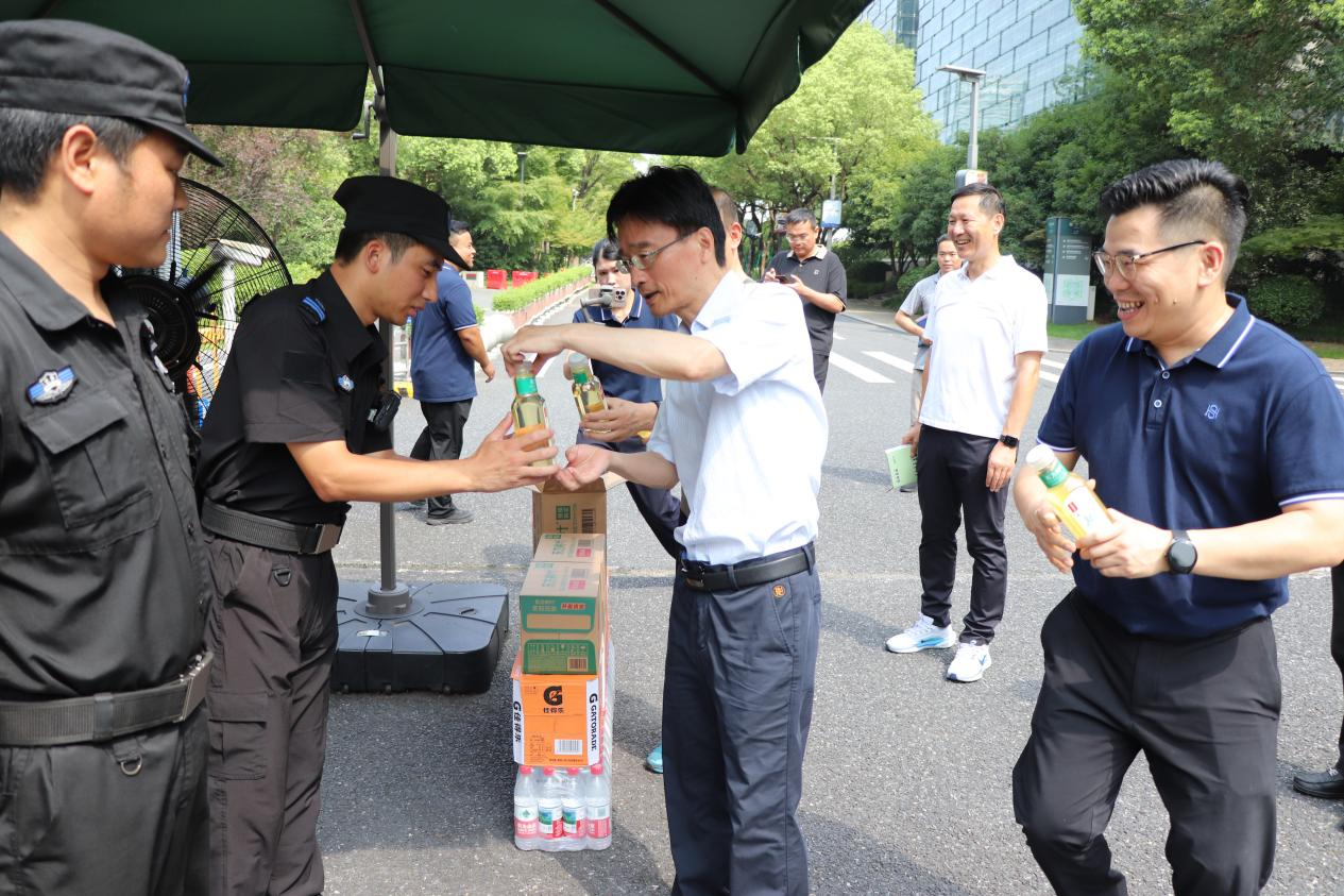 高温“烤”验下的坚守与关怀——杭州市机关事务管理局领导慰问公司驻市民中心特保大队