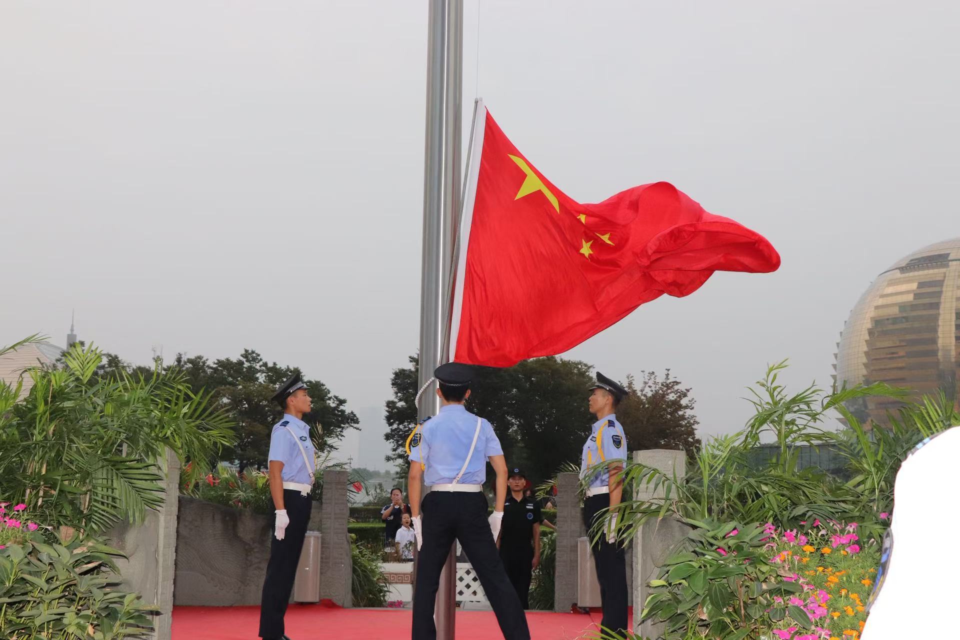 公司驻市民中心特保大队国旗班圆满完成国庆日升旗任务
