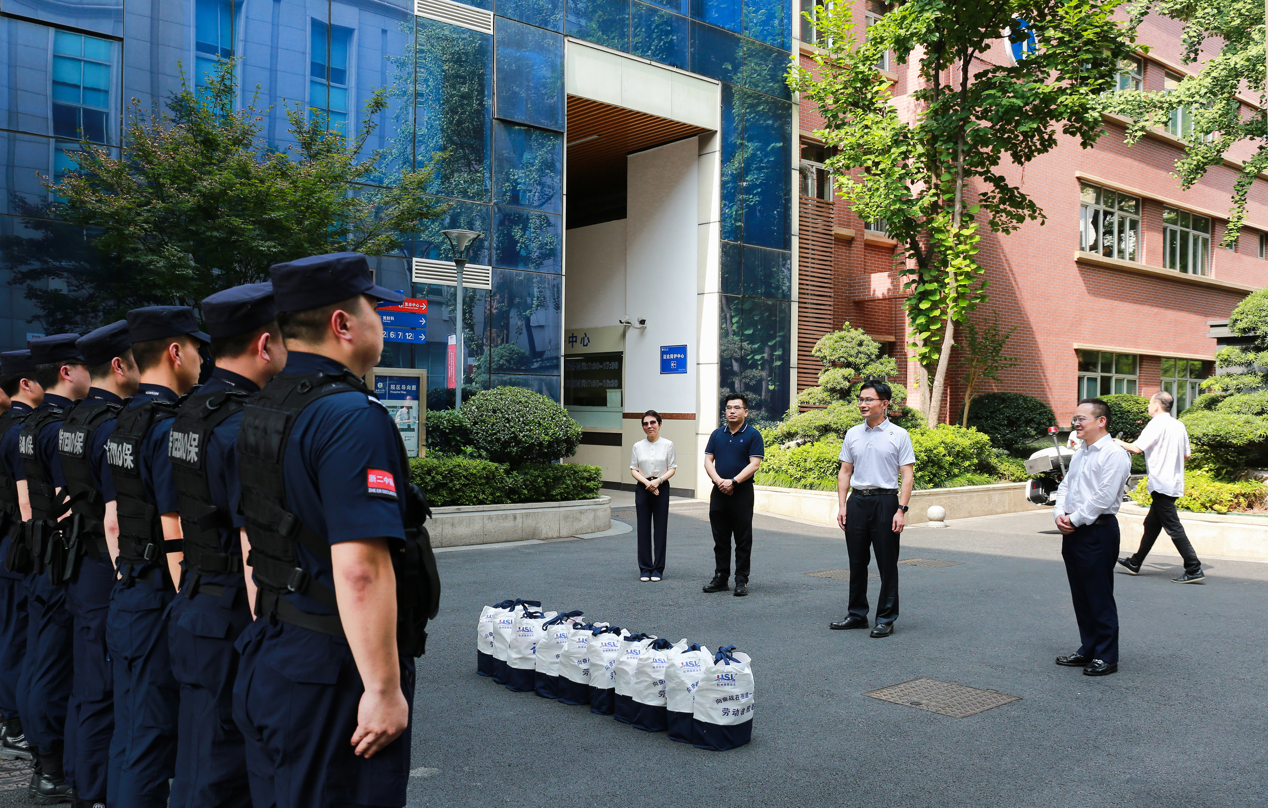 清凉送达一线，致敬“炎”值担当——杭州市商旅运河集团总经理陈国华一行慰问公司驻浙二医院解放路院区执勤点