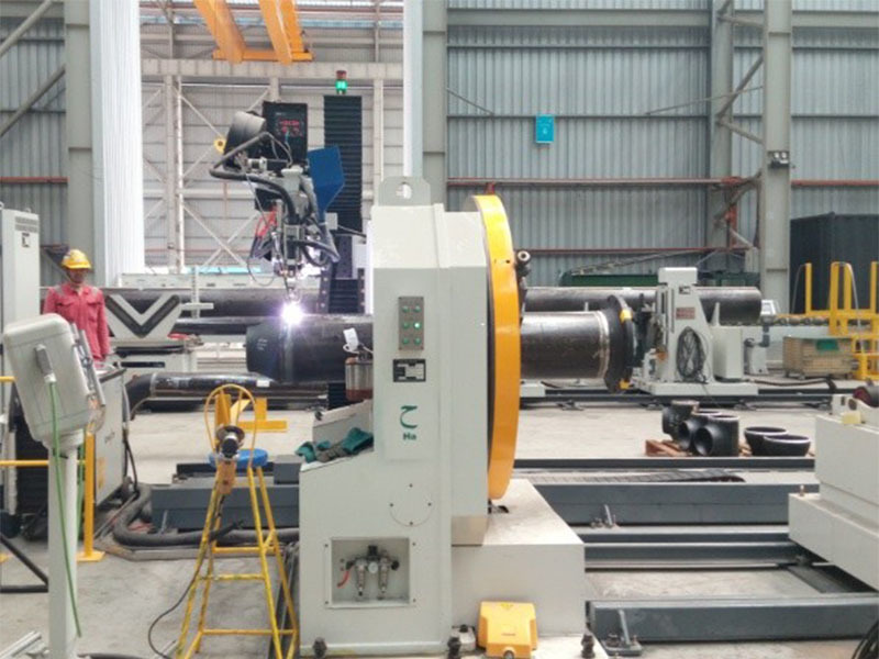 Pipe-tongs type automatic welding machine