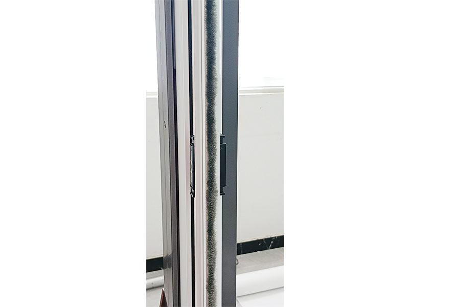 Single retractable screen door