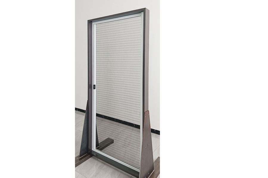 Single retractable screen door