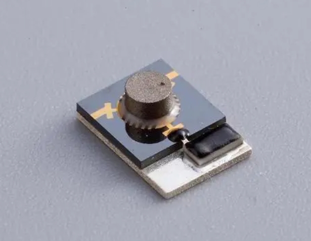 What is the difference between isolator and circulator? How is it classified?