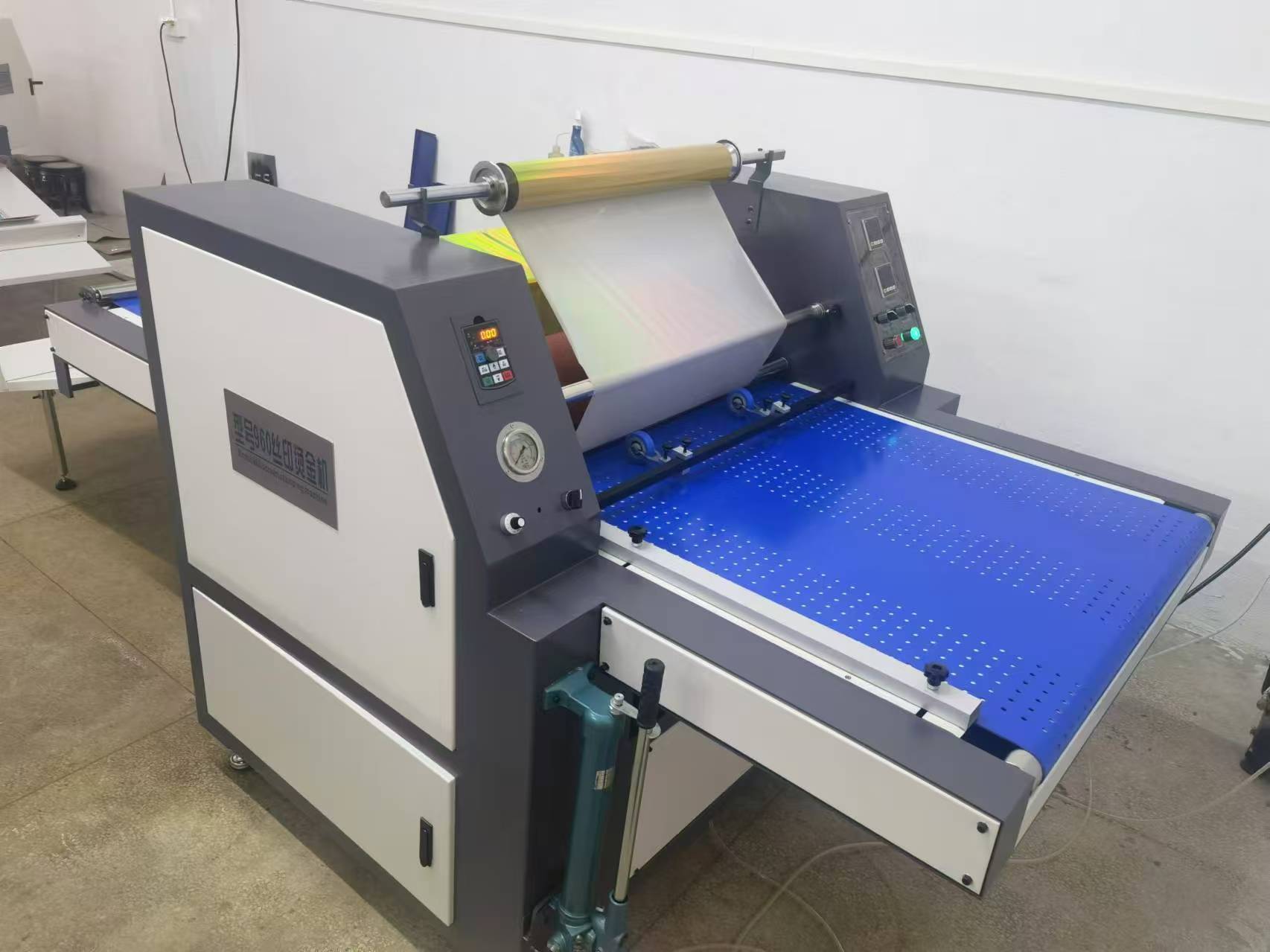 Hand swing semi-automatic cold ironing machine workshop finished product area Hand swing semi-automatic cold ironing machine workshop finished product area