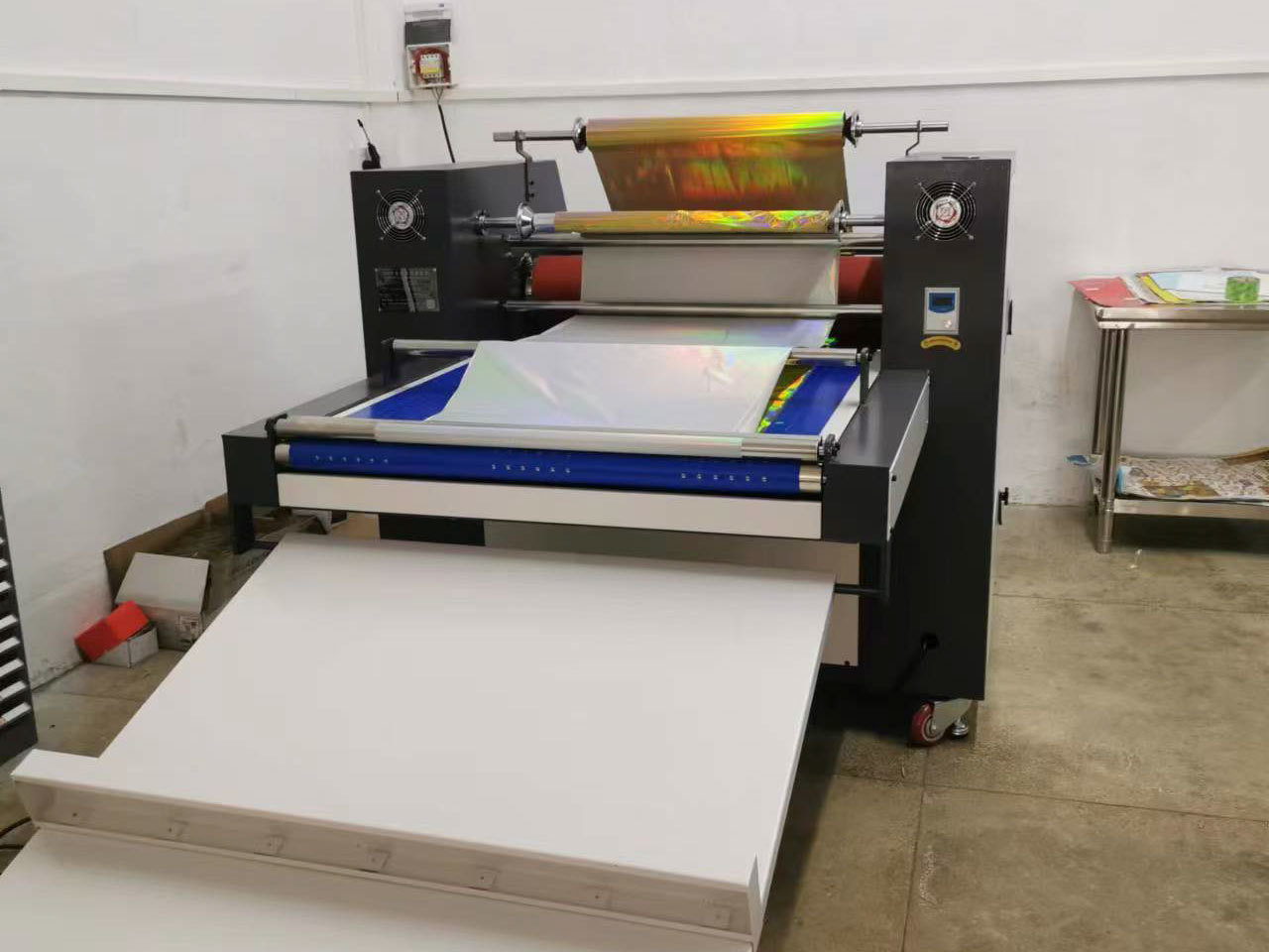 Hand swing semi-automatic cold ironing machine workshop finished product area Hand swing semi-automatic cold ironing machine workshop finished product area
