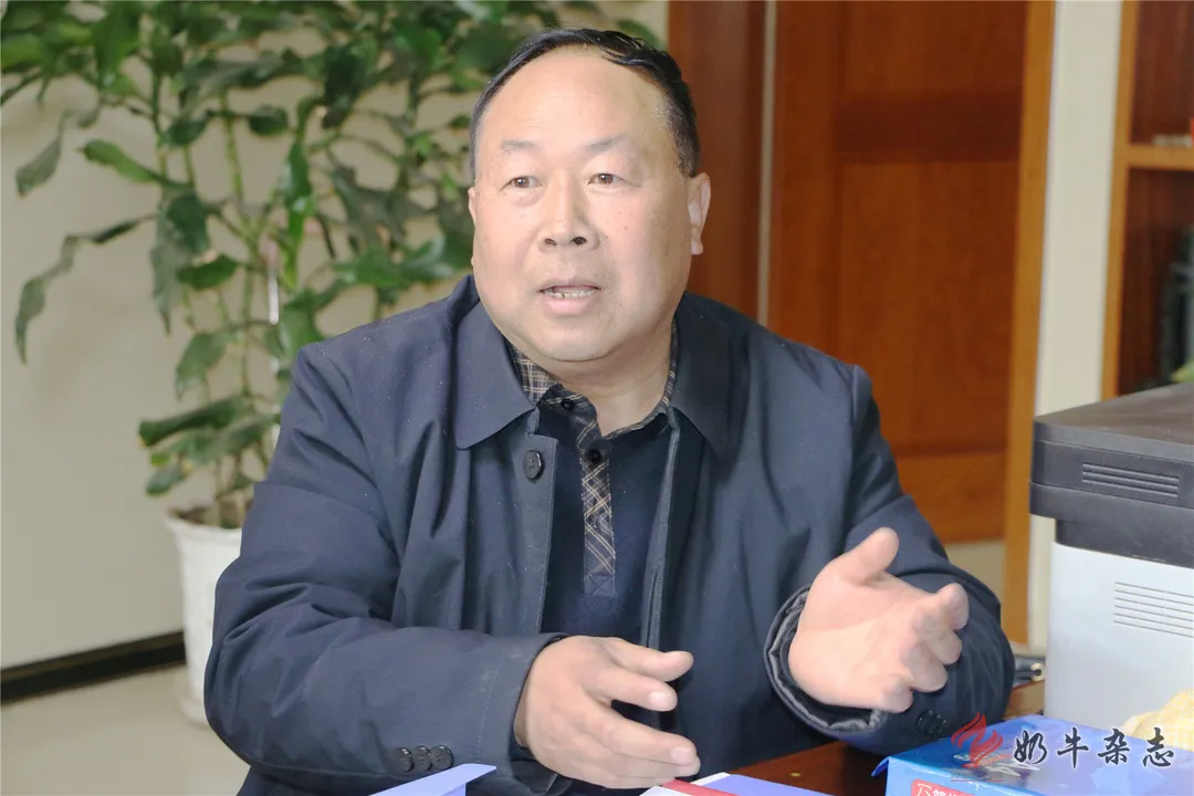 河北优牧机械制造有限公司总经理张国拴向大家介绍TMR自动配料饲喂成套装备研发项目