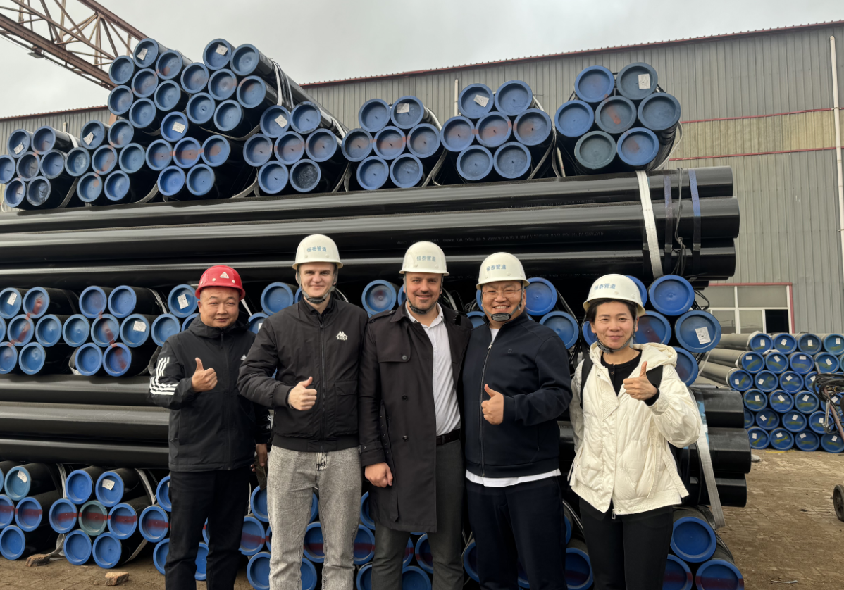 زيارة عملاء دوليين لشركة Cangzhou Hengtai Zeyuan Anticorrosion Pipeline Co., Ltd. لتفتيش المصنع