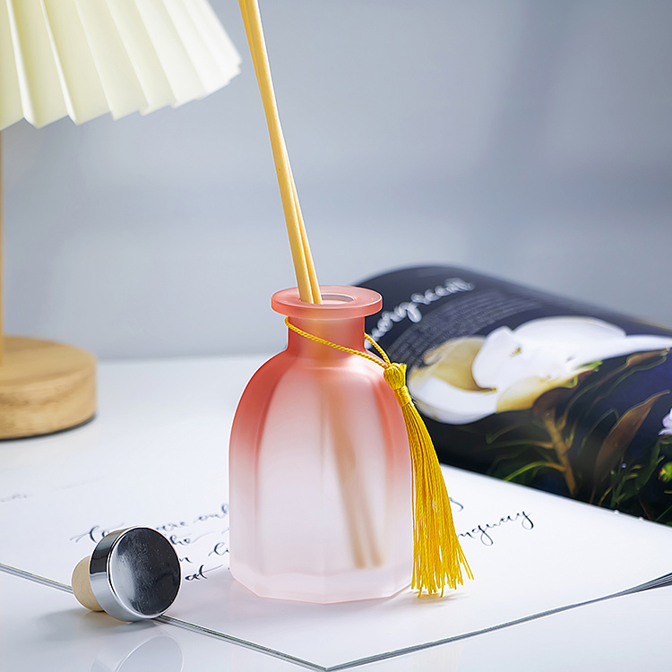 100ml arched shoulder 8-sided bottle with cork W2216