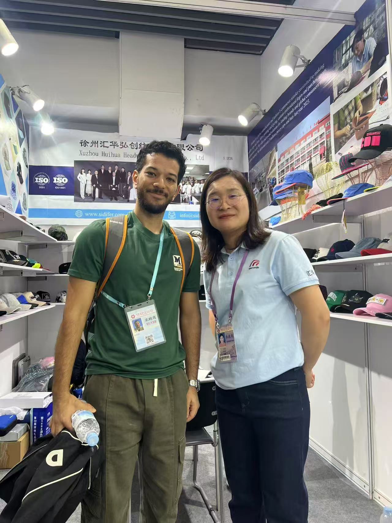 Group photo with customers at the China Import and Export Fair.