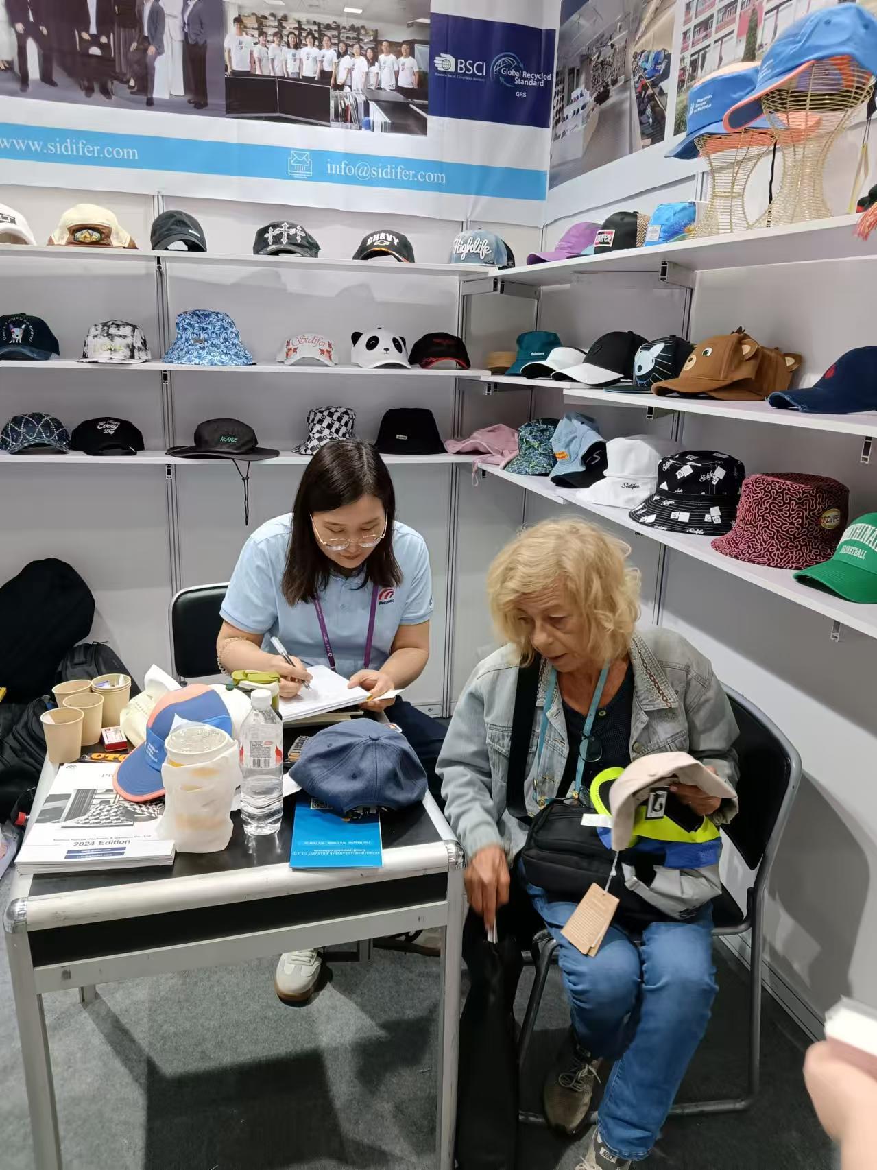 Group photo with American customer at the China Import and Export Fair.
