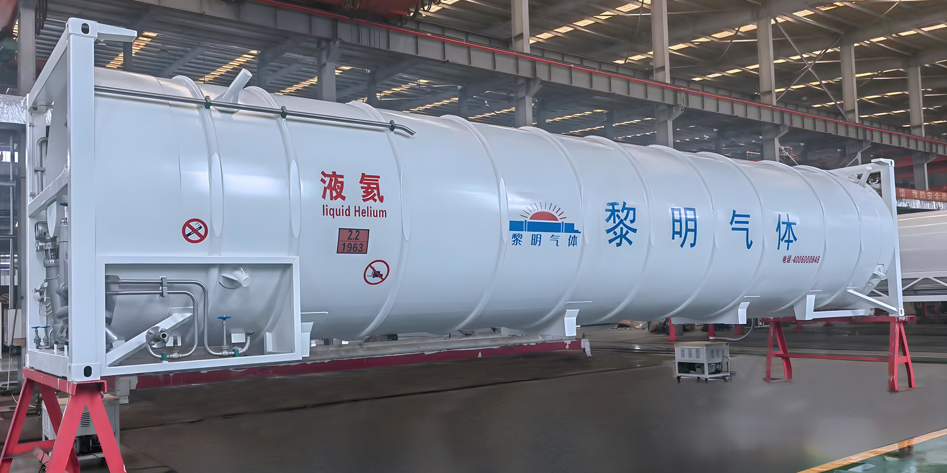 Liquid helium storage tank