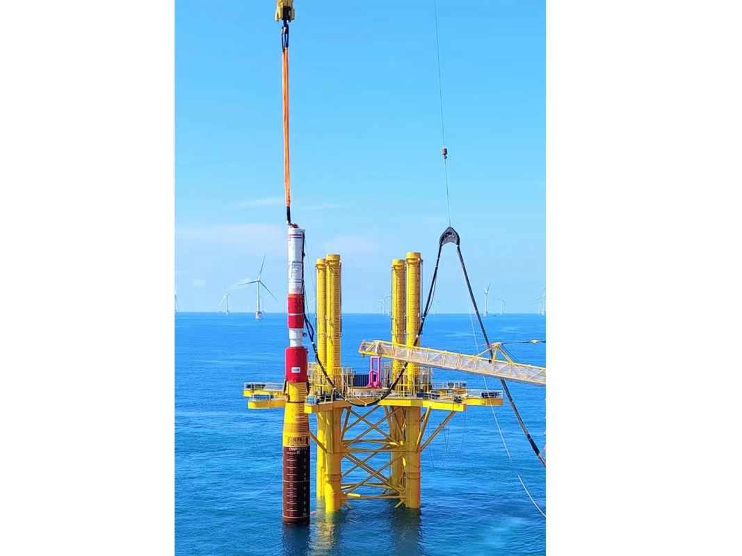 Marine pile driving device