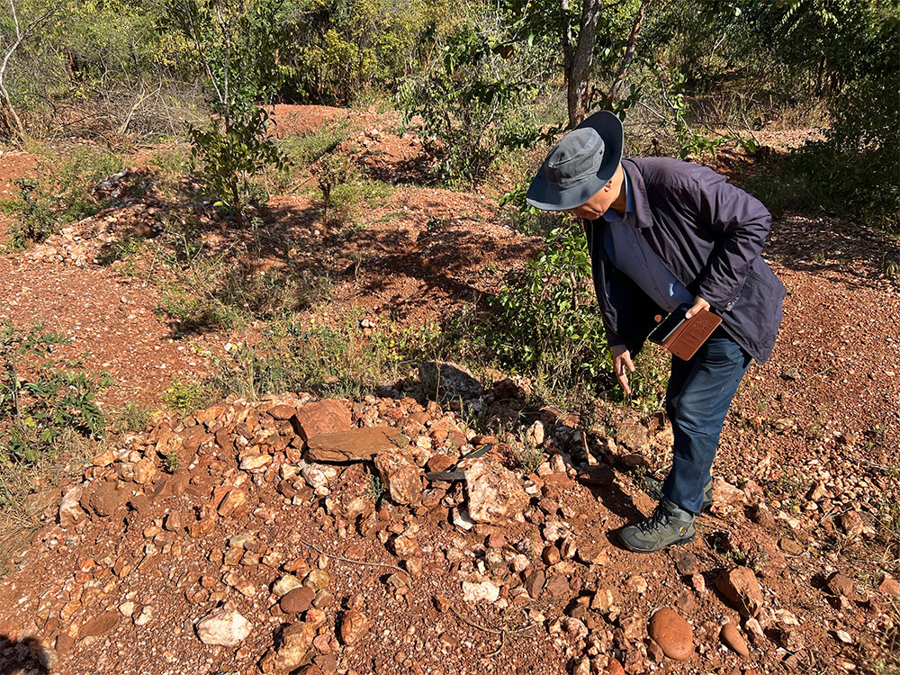 Wanrun Mining General Manager, senior geologist Deng Bin, and professor-level senior engineer Zuo Jingxun led their team in conducting field geological work in Zimbabwe for 3 days.